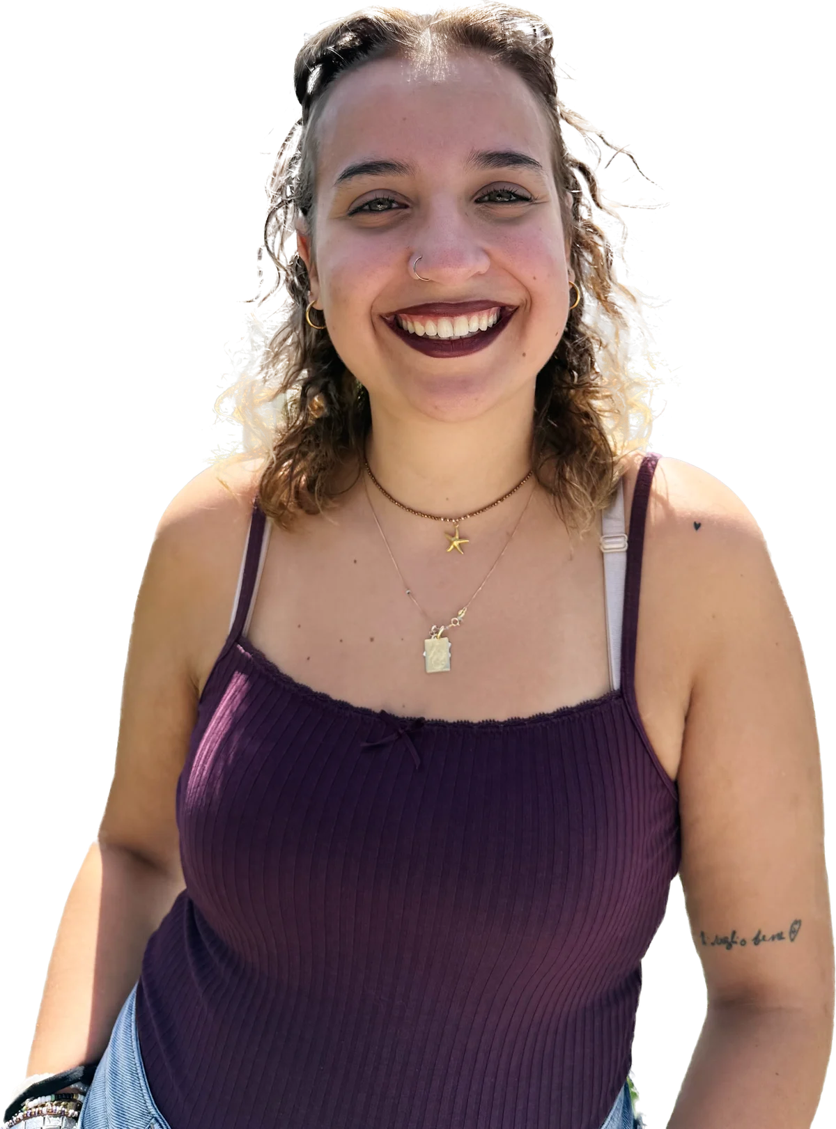 Ritratto di Giulia Cannizzaro, sorridente, in una giornata d’estate.